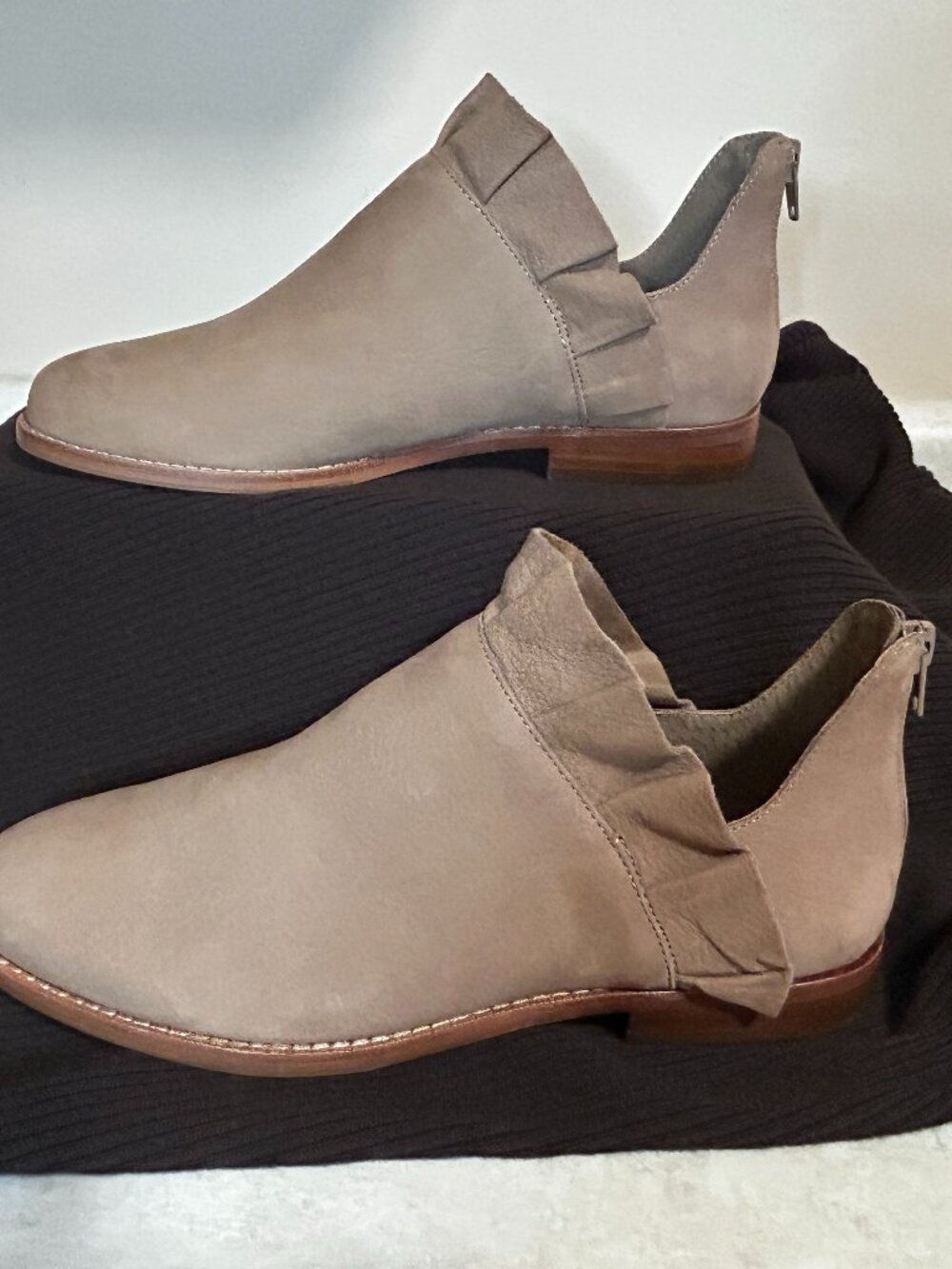 Sole Society Brinya Women's Ankle Boots. Leather/Ruffle/Zip. Size 8M